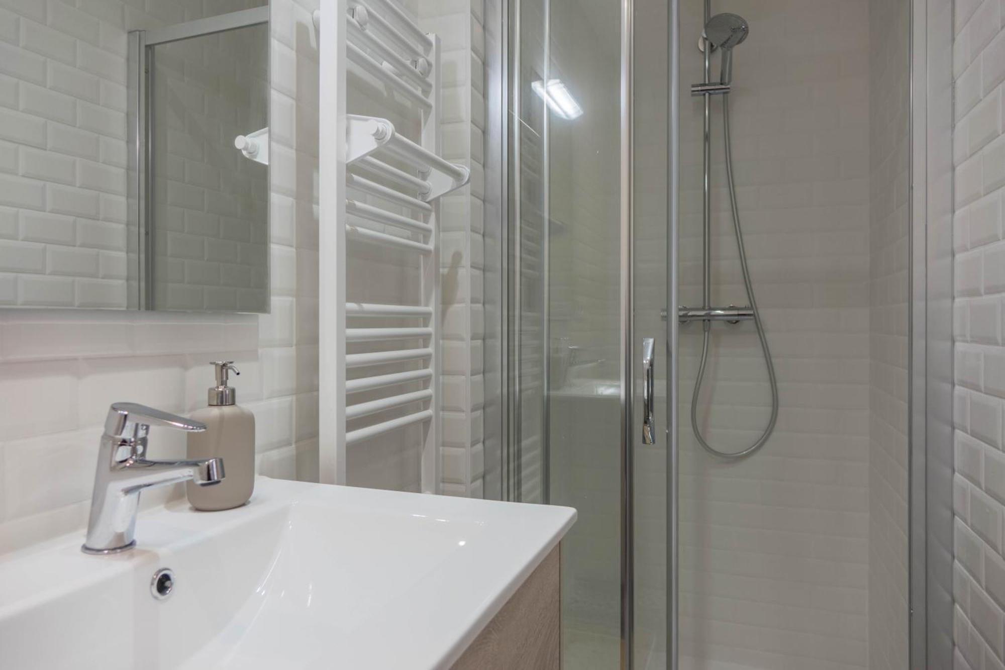 Beau Quartier Et Central, Maison Spacieuse Avec Cour, 3 Chambres, 3 Salles De Bains A 10 Min A Pied De La Gare Orléans Dış mekan fotoğraf