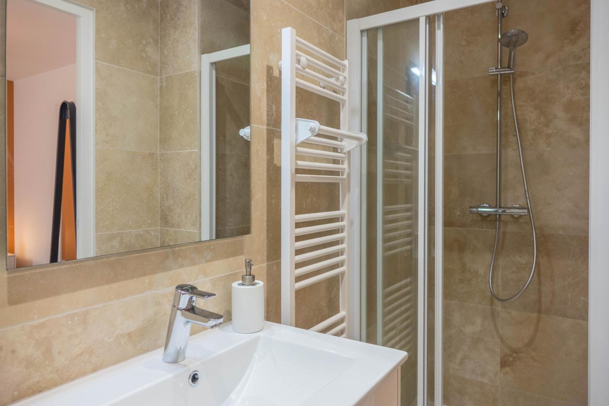 Beau Quartier Et Central, Maison Spacieuse Avec Cour, 3 Chambres, 3 Salles De Bains A 10 Min A Pied De La Gare Orléans Dış mekan fotoğraf